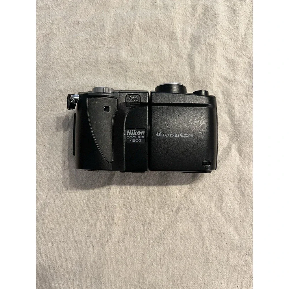 Nikon Coolpix 4500 4.0MP Digital Camera Swivel Lens Retro Vintage No Battery